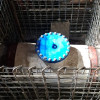 Foto que muestra una llave y un tubo en obra 