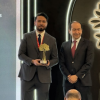 Foto de una persona recibiendo un premio 