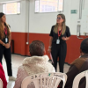 Foto de funcionarios de salud hablando con ciudadanos 