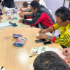 Hombres reunidos en una mesa abordando temas como el reconocimiento de emociones