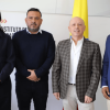 Foto que muestra una mujer y tres hombres sonriendo 