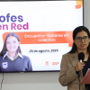 Foto que muestra una mujer hablando por un micrófono 