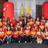 Grupo medallistas de los Juegos Centroamericanos y del Caribe posan en fotografía con el director del IDRD en homenaje del Distrito por su desempeño.