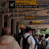 Foto que muestra personas caminando dentro de un portal de TransMilenio