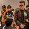 Personas consultando información sobre los cursos de inglés 