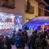 Imagen de muchas personas que participan en la Noche del Museo 2025.,