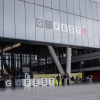 Foto fachada edificio en vidrio con el letrero GoFest
