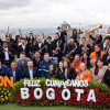 Jóvenes de una banda musical en la terraza del edificio Colpatria de Bogotá con el alcalde Carlos Fernando Galán.