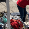 Foto que muestra una persona levantando residuos del piso 