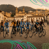 Foto que muestra un grupo de mujeres montando bicicleta 