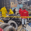 Foto que muestra personas levantando llantas 