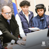 Foto que muestra cinco personas hablando 