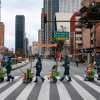 Foto que muestra operarios de aseo cruzando una calle.
