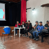 Foto que muestra personas reunidas en un salón hablando 