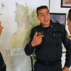 Foto que muestra tres hombres hablando 