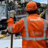 Foto que muestra una persona con el uniforme de Aguas de Bogotá en una calle con residuos