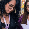 Foto que muestra dos mujeres hablando 