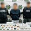 Foto que muestra un capturado con dos policías 