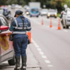Foto de una agente en una vía de Bogotá