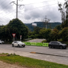 Foto de una vía de Bogotá donde hay distintos carros