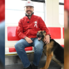 Foto del Alcalde Carlos Fernando Galán junto a un perro en el Metro