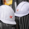 Dos cascos de ingenieros encima de unas maletas de viaje