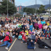 Foto que muestra varias personas reunidas en un parque 