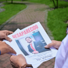 Personas sosteniendo un cartel de persona desaparecida. 