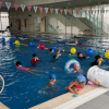 Imagen de varias personas haciendo uso de los servicios de piscinas en el CEFE Chapinero.