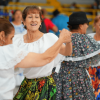 mujeres mayores de Bogotá realizan actividad de recreación con trajes típicos