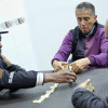 Tres adultos mayores jugando dominó 