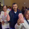 Adultos mayores en cine comiendo crispetas maíz 