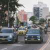 Foto que muestra vehículos andando por las calles 