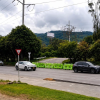 Foto de varios carros en una vía de Bogotá 