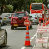 Foto de una vía de Bogotá donde hay distintos carros