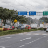 Imagen de una vía de Bogotá en la que circulan vehículos y motos. 
