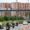 Foto que muestra vehículos andando por las calles 