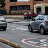 Foto que muestra vehículos andando por las calles 