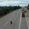 Foto que muestra vehículos andando por las calles 