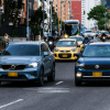 Foto que muestra vehículos andando por las calles