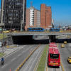 Foto de una vía de Bogotá donde se ven varios taxis 