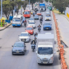 Foto de una vía de Bogotá donde hay distintos vehículos 