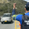 Foto de un agente de tránsito en una vía de Cundinamarca. 