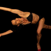 Imagen de una mujer vestida de negro en posición de danza.