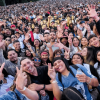 Miles de asistentes reunidos frente al escenario principal durante un concierto masivo del Festival de Verano 2026 en el parque Simón Bolívar de Bogotá.