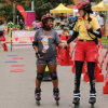 Guardia de la Ciclovía acompaña a usuaria que recorre en patines una de las vías habilitadas del parque lineal del Distrito