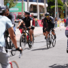 Personas recorren la Ciclovía de Bogotá en bicicleta por una vía habilitada para la recreación y la actividad física durante la jornada dominical.