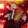 Imagen de un hombre que toca un acordeón en el Festival Vallenato al Parque