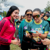 Imagen de una mujer joven que llega termina el reto y registra su tiempo con facilitadoras del IDRD.