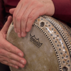 Imagen de un hombre que toca la darbuka.